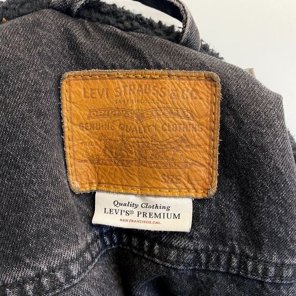 Levi's sherpa trucker jacket in faded black denim - Picture 3 of 3